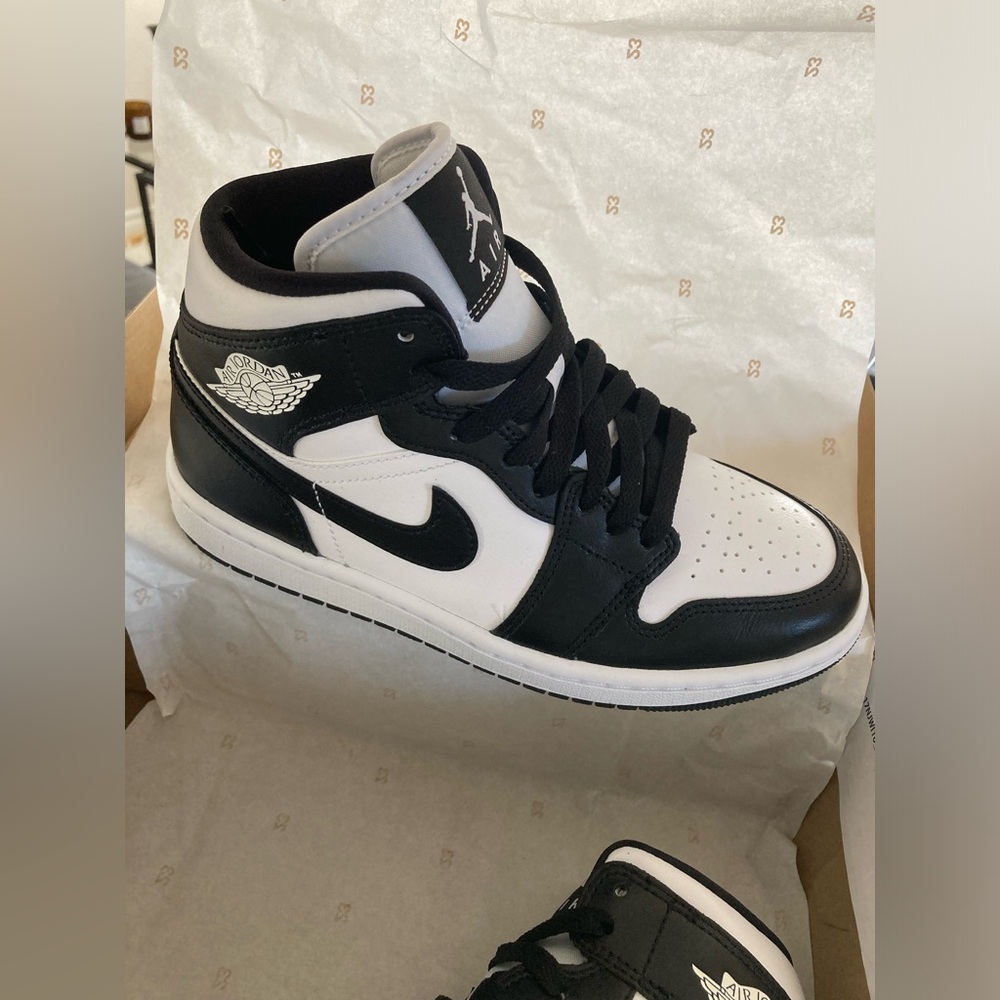 Nike Air Jordan 1 Mid “Panda” Women’s Size 6